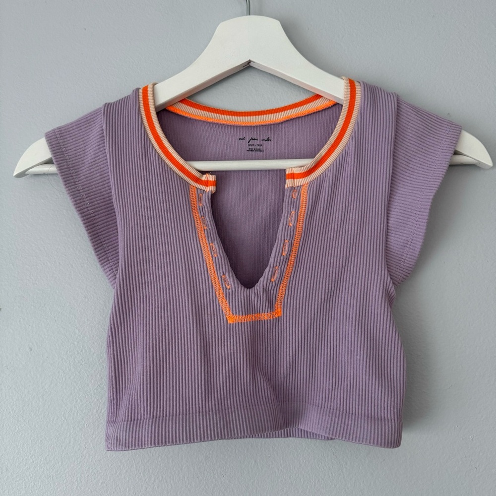 URBAN OUTFITTERS CROP BABY TEE